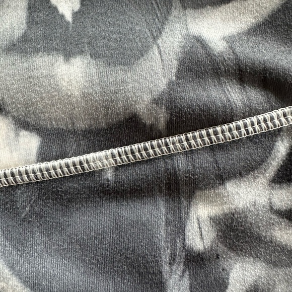 Lululemon Wunder Under Crop II Pretty Plume Angel Wing Black Size 8 Style W6C96S - Picture 6 of 8